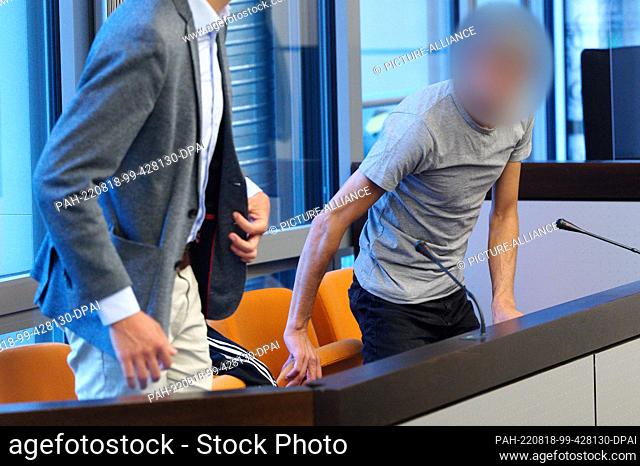 18 August 2022, North Rhine-Westphalia, Wuppertal: The 42-year-old defendant (r) arrives in the courtroom at the start of the trial day