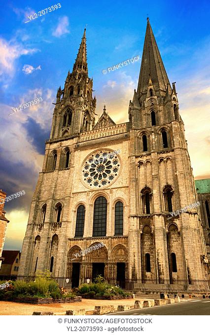 West facade with the Royal Portal of the gothic Cathedral of Notre Dame, Chartres, France. . A UNESCO World Heritage Site