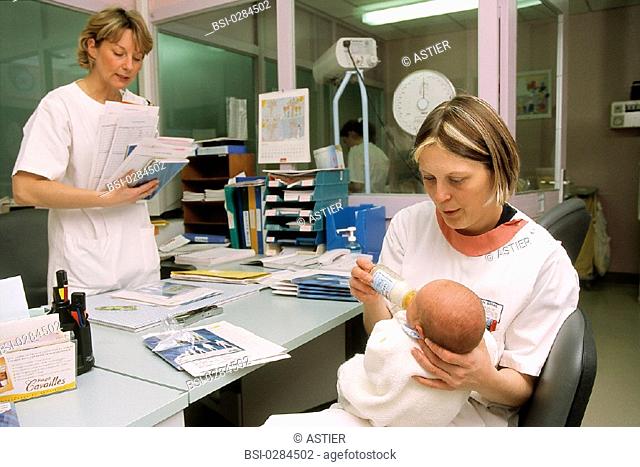 NEONATOLOGY<BR>Photo essay from hospital.<BR>Arras Hospital, in the French region of Nord-Pas-de-Calais. Feeding newborn. Neonatal nurse and assistant