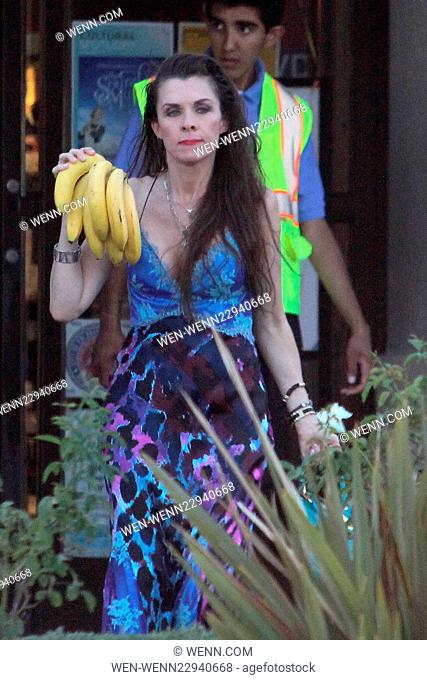 'Hoarding: Buried Alive' star Alicia Arden grabs a hod dog, some bananas and a drink at Gelson's supermarket in Calabasas