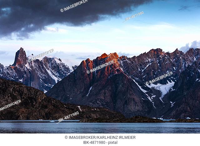 Sunrise in Harefjord with Tsavagattag summit, Scoresbysund, East Greenland, Greenland, North America