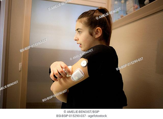 Reportage on the daily life of Manuella, a 13-year old teenager who has type 1 diabetes. She was diagnosed when she was 9