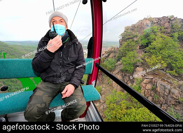 27 May 2021, Saxony-Anhalt, Thale: During an inspection run, traffic controller Tino Glei checks the technical system of the cable car