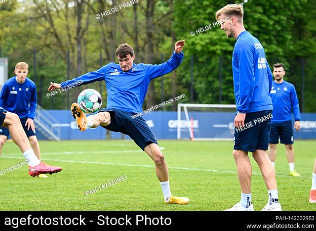 Philip Heise (KSC) on the ball. GES / Soccer / 2. Bundesliga: Karlsruher SC - Training, May 6th, 2021 Football / Soccer: 2