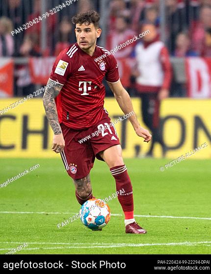 23 April 2022, Bavaria, Munich: Soccer: Bundesliga, Bayern Munich - Borussia Dortmund, match day 31 at Allianz Arena. Lucas Hernandez from Munich plays the ball