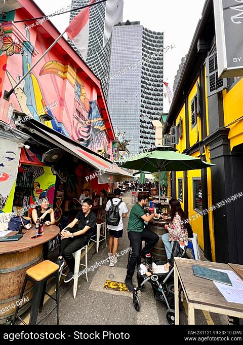 30 September 2023, Singapore, Singapur: The famous Haji Lane in the Kampong Glam district is lined with fashion boutiques, street art and trendy cafés