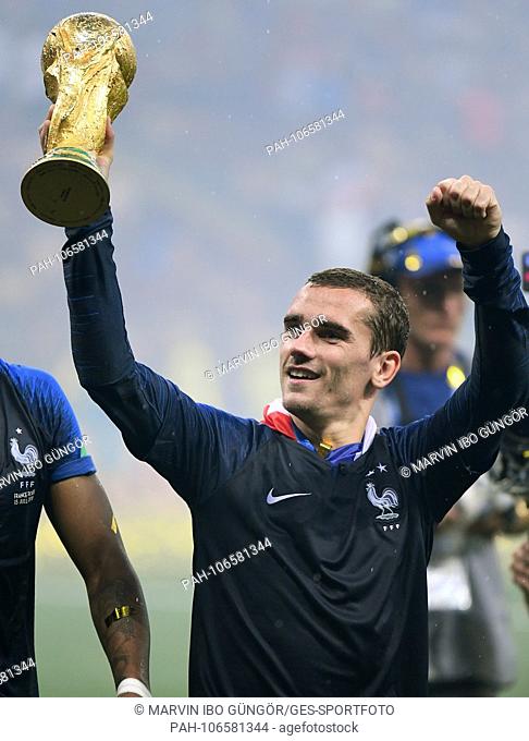 Antoine Griezmann (France) celebrates the final whistle with the trophy. GES / Football / World Championship 2018 Russia, Final: France - Croatia, 15