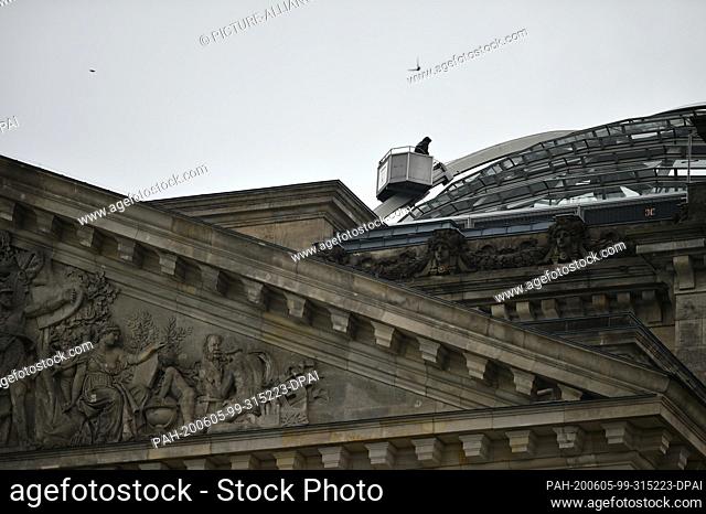 05 June 2020, Berlin: A window cleaner cleans the dome of the Reichstag in the early morning. Photo: Sven Braun/dpa. - Berlin/Berlin/Germany