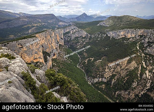 View into the Verdon Gorge at the Belvedere de la Dent d Aire, below river Verdon, Grand Canyon du Verdon, Département Alpes-de-Haute-Provence, Provence, France