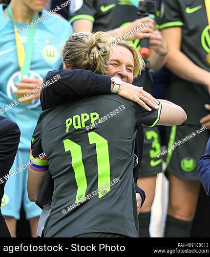 Award ceremony, national coach/coachin/ coach Martina VOSS-TECKLENBURG (GER) hugs Alexandra POPP (WOB), DFB Pokal final women 2023