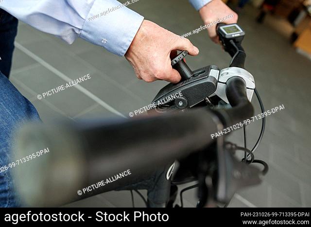 26 October 2023, Bavaria, Nuremberg: Josef Diersen presents his system for adjusting the handlebar position on a bicycle while riding during the Innovations...