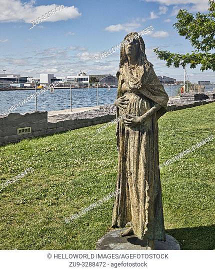 Bronze sculpture of pregnant Irish immigrant from the Great Famine of 1947, Ireland Park, Toronto, Ontario, Canada. Ireland Park is located on the shores of...