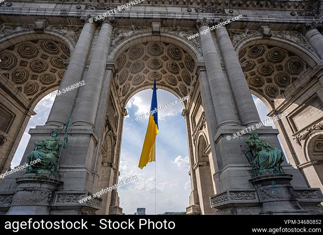 Illustration picture shows the Ukrainian flag as it hangs from the center of the triumphal arch (arch de triomphe - triomfboo) at the Jubelpark - Parc du...