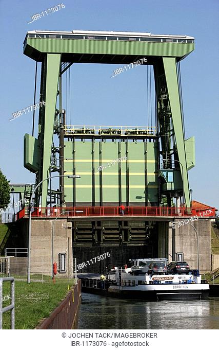Lock at the Wesel-Datteln-Canal, for inland freight ships, locks near Dorsten, North Rhine-Westphalia, Germany, Europe