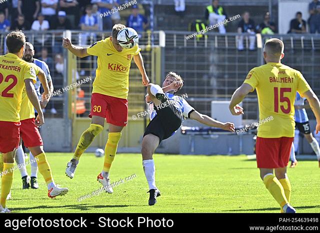Richard NEUDECKER (TSV Munich 1860), action, duels versus Max DOMBROWKA (Meppen), hits him with the shoe in the face. Dangerous game, football 3rd league, Liga3