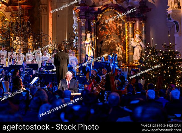 18 December 2023, Baden-Württemberg, St. Peter: Federal President Frank-Walter Steinmeier (M) reads the Christmas Gospel during a TV recording in the parish...