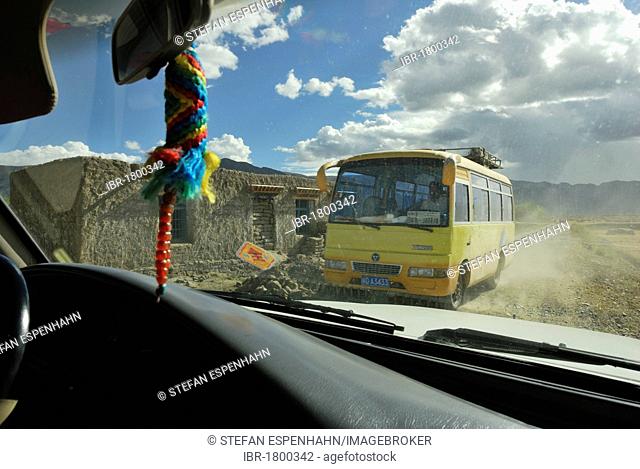 View from the jeep, road between Gyantse and Trakduka, Gyangze, Tibet, China, Asia