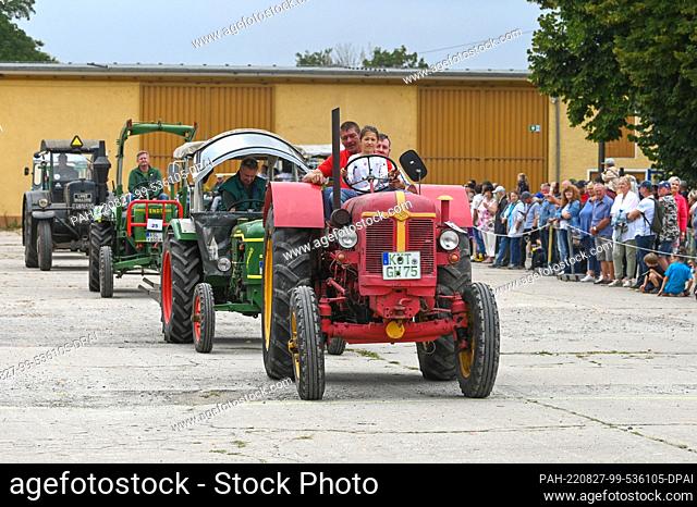 27 August 2022, Saxony-Anhalt, Bernburg: More than 80 historical agricultural machines were presented to the public at the technology parade