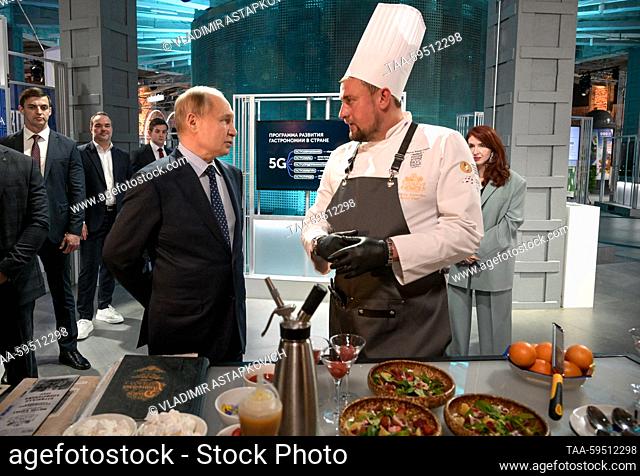 RUSSIA, MOSCOW - MAY 30, 2023: Russia’s President Vladimir Putin talks to Doctor Whisky executive chef Andrei Savenkov (L-R front) during the Development of the...