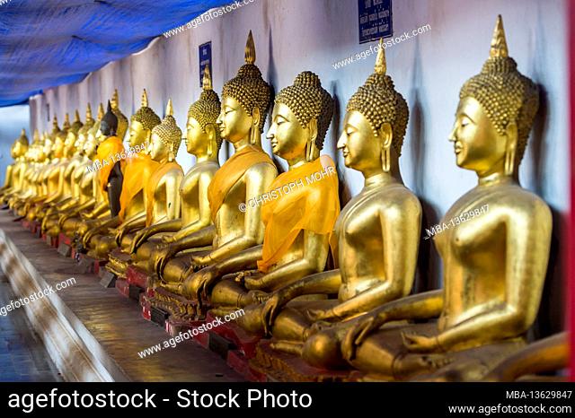 Thailand, Phitsanulok, temple Wat Phra Ratana Mahathat, Buddha statues, golden