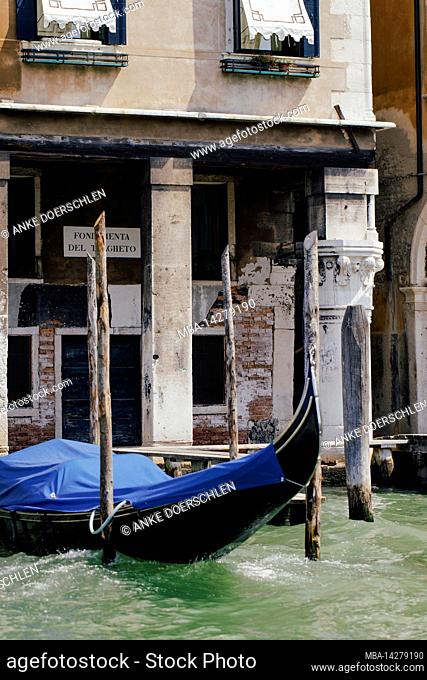 Venetian gondola in front of a building at Fondamenta del Traghetto in San Marco neighborhood in Venice, Italy