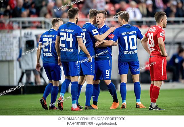 Fabian Schleusener (KSC, 2.left to right) celebrates after his goal to 1: 0 with his withspielers GES / football / 3rd league: FSV Zwickau - Karlsruher SC 23