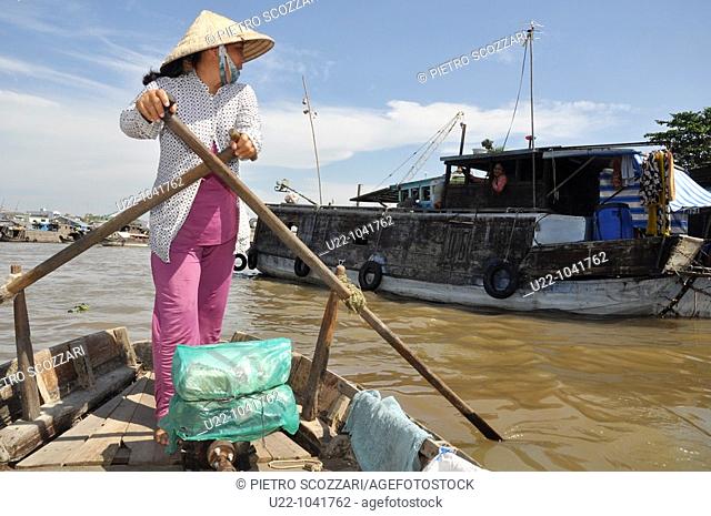 Can Tho (Vietnam): a woman on a canoe at the Cat Rang floating market