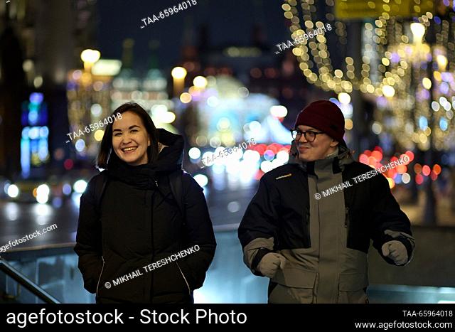 RUSSIA, MOSCOW - 21 de diciembre de 2023: Los jóvenes disfrutan de un paseo por una de las calles. Mikhail Tereshchenko/TASS