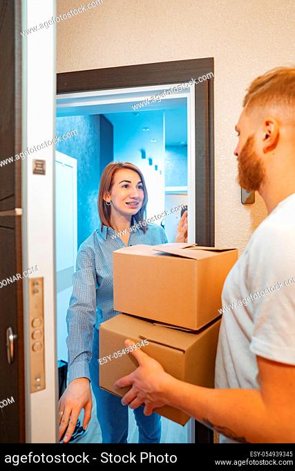 Belivery man delivering parcel box to recipient - courier service concept
