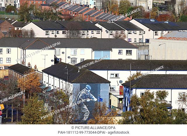 08 November 2018, Great Britain, Londonderry: Large-format murals on house walls recall the civil war. Some of the worst acts of violence during the riots took...