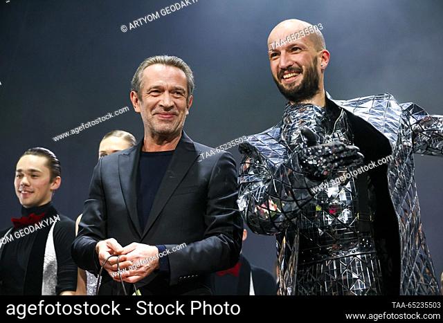 RUSSIA, MOSCOW - NOVEMBER 26, 2023: Artistic director Vladimir Mashkov and actor Alexander Limon as the Mirror Man (L-R front) are seen during a preview of the...
