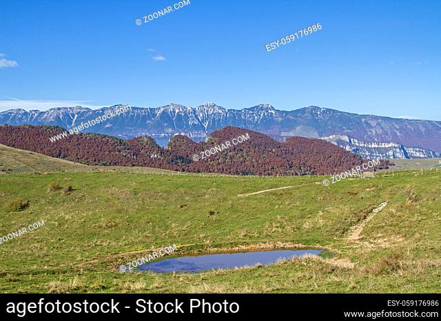 Das Landschaftsbild des Naturparks Lessinische Berge wird von von Wiesen, Wäldern, vielen Almhütten und idyllischen kleinen Seen geprägt