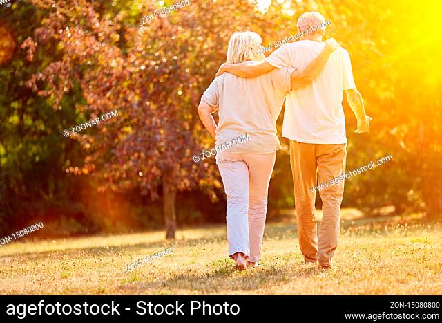Zwei Senioren gehen spazieren im Sommer in der Natur