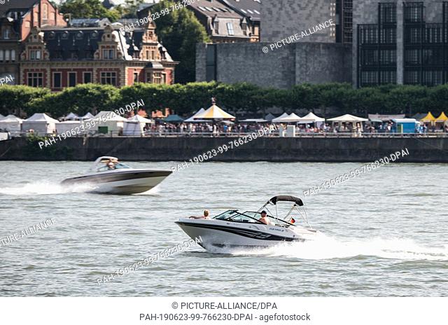 23 June 2019, Rhineland-Palatinate, Mainz: Recreational boats sail along the banks of the Rhine in front of the Rheingoldhalle in the water