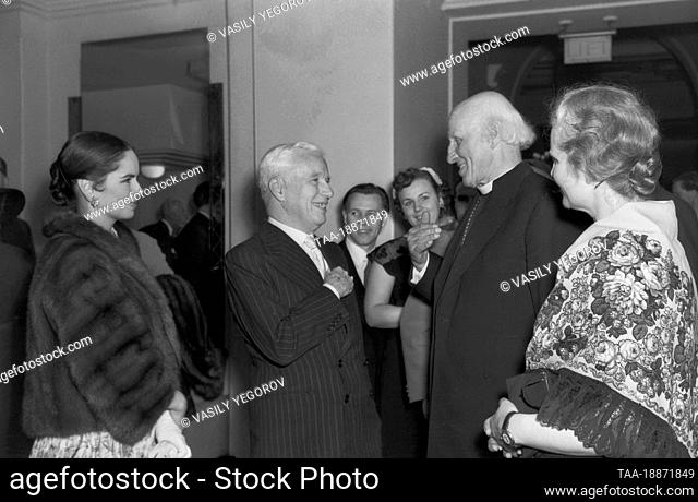 1956. London, United Kingdom. Ch. Chaplin's wife Oona O'Neill, comic actor and filmmaker Charlie Chaplin and Dean of Canterbury Hewlett Johnson (L-R) have a...
