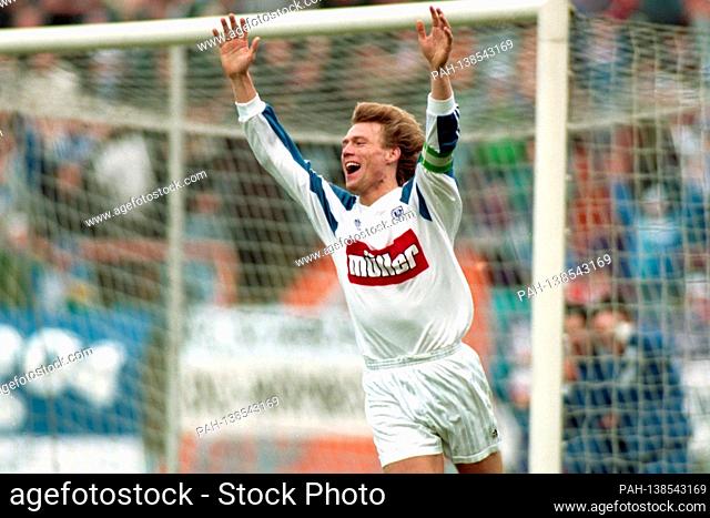 firo football: archive photos season 1993/1994 1st Bundesliga: 19.03.1994. 26.matchday FC Schalke 04 - KARLSRUHER SC, KSC 2-0 jubilation