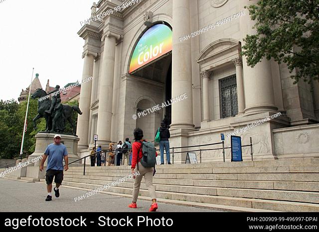 09 September 2020, US, New York: Visitors queue up in front of the American Museum of Natural History (AMNH) building on Manhattan's Upper West Side