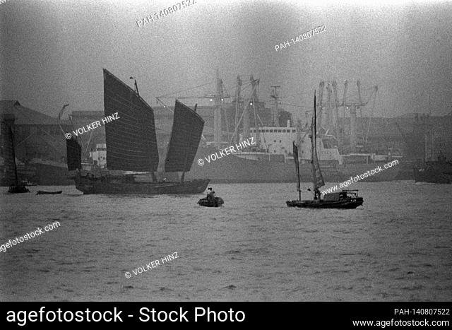 Scene in the port of Shanghai, junk in front of the port backdrop, 02.06.1973 | usage worldwide. - Shanghai/China