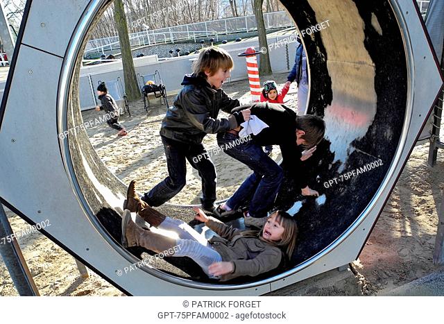 CHILDREN’S PLAYGROUND AT THE PARC DE LA VILLETTE, 19TH ARRONDISSEMENT, PARIS 75, ILE-DE-FRANCE, FRANCE