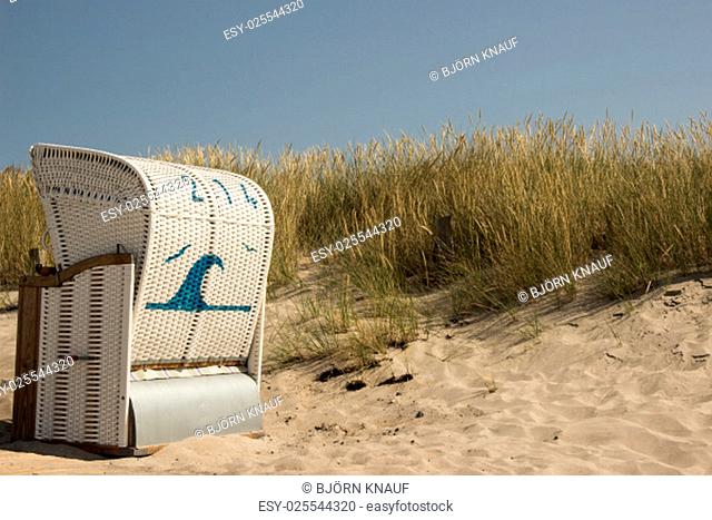 Strandkorb an einer Duene..Beach chair on a dune