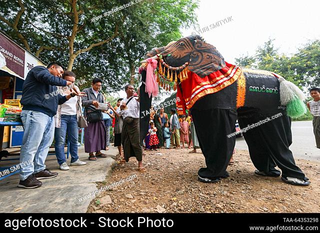 MYANMAR, MANDALAY - OCTOBER 26, 2023: Tourists in a street. Yuri Smityuk/TASS