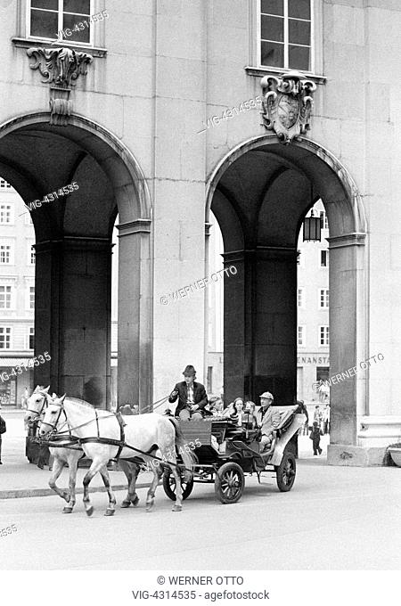 OESTERREICH, SALZBURG, 15.08.1974, Seventies, black and white photo, holidays, tourism, hackney carriage, horse-drawn carriage with tourists, Austria