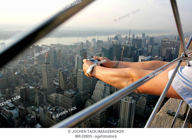 USA, United States of America, New York City: Tourists on the viewing plattform of the Empire State Building