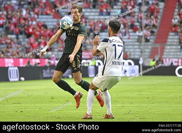 Leon GORETZKA (FC Bayern Munich), action, duels versus Gerrit HOLTMANN (VFL Bochum). Soccer 1st Bundesliga season 2021/2022, 5th matchday, matchday05