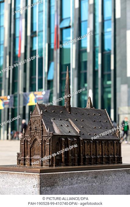 08 May 2019, Saxony, Leipzig: A bronze sculpture of the old Paulinerkirche reminds of the old university church, taken on 08.05