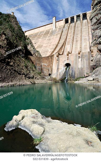 'Escales' dam . Noguera Ribagorzana river. Sopeira. Sierra de Sis, Huesca province. Spain