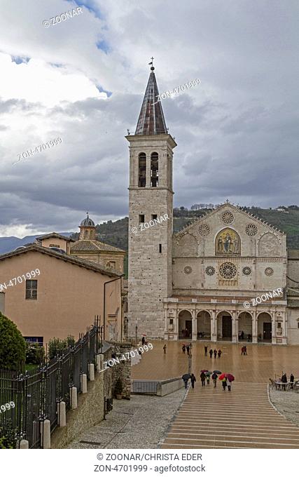 Am Ende einer großen abschüssigen Treppenanlage liegt der Dom von Spoleto. Er trägt den Namen Santa Maria Assunta