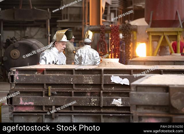 Steel workers at the steel casting, blast furnace, steel melt, visit of Federal Chancellor Olaf Scholz at the FWH Stahlguss GmbH, Friedrich Wilhelms-Huette