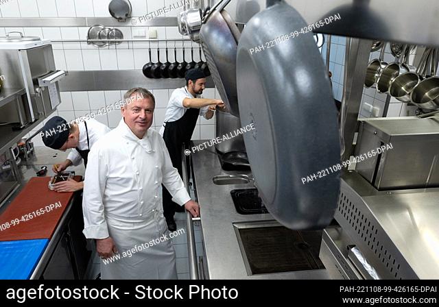 PRODUCTION - 27 October 2022, Saxony, Leipzig: Chef Detlef Schlegel (M) stands among his staff in the kitchen of his Michelin-starred restaurant...