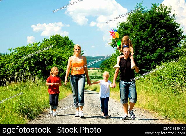 Familie geht spazieren im Sommer